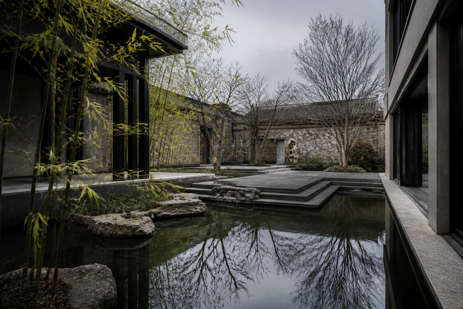 庭院靜水與石階，克制的建築光影